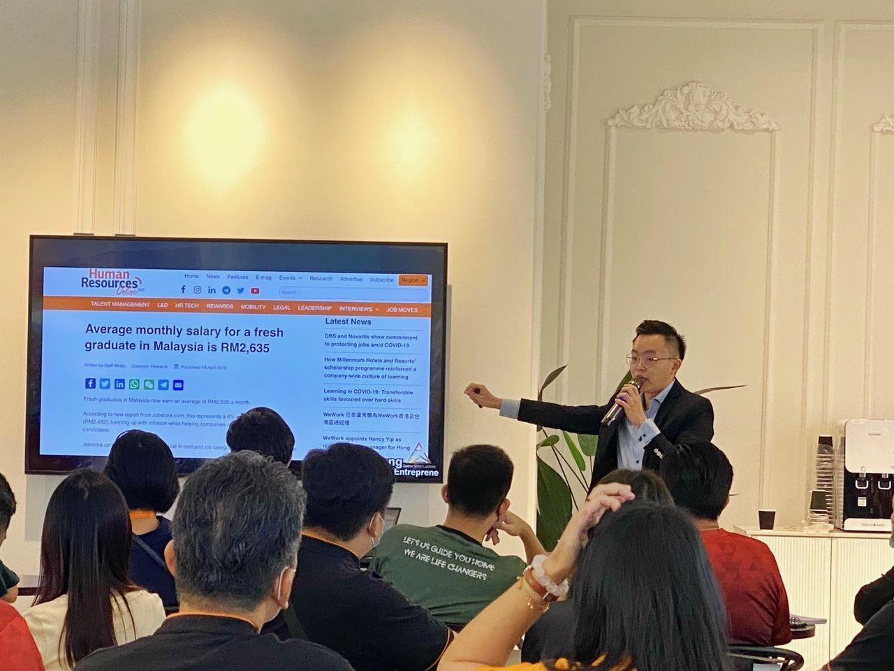 Wei Loong 在房地产项目 briefing 现场向团队讲解市场与客户沟通重点