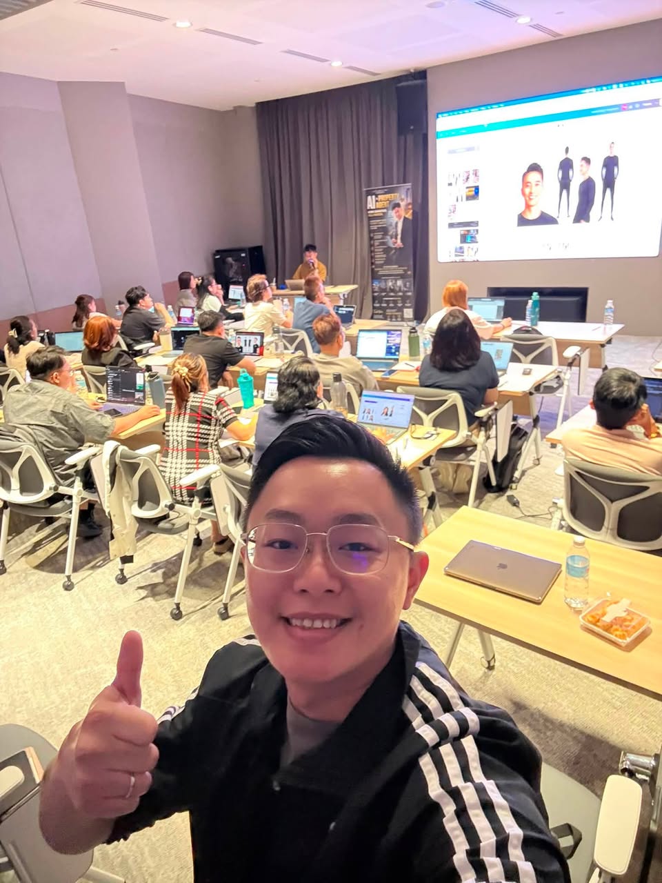 参加者在 AI Video Prompt 课堂现场练习